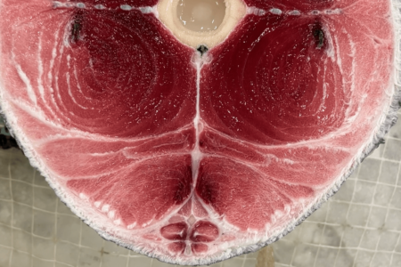 連休前の市場は賑やか