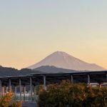 朝の清水港の赤富士